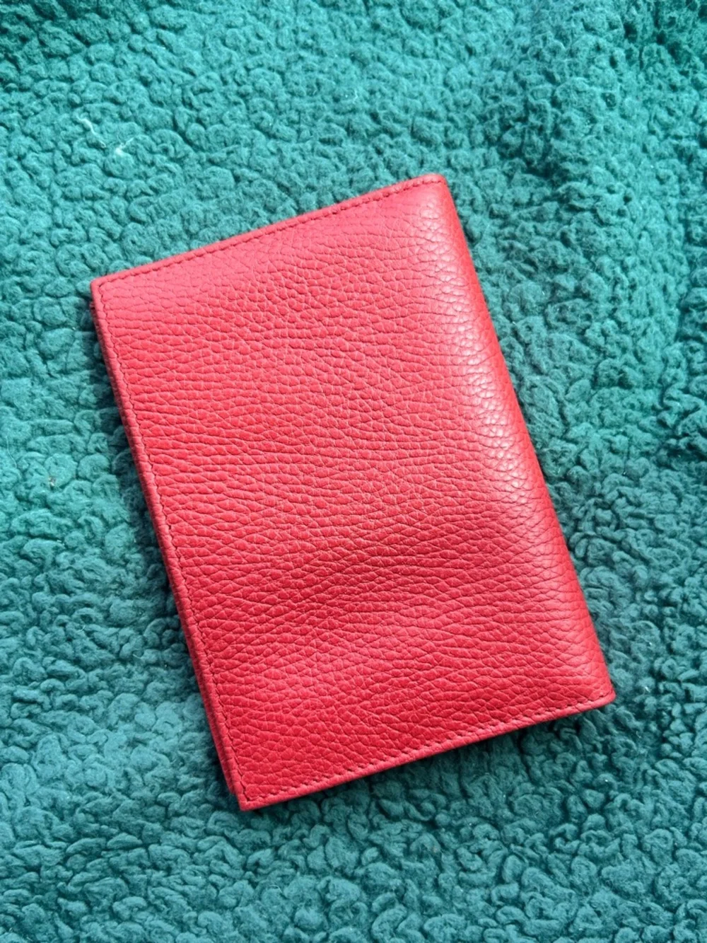NWT Authentic Gucci Pebbled Calf Leather Passport Wallet Poppy Red